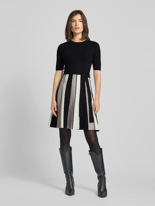 Knielanges Kleid aus Viskose-Mix in Strick-Optik - Black
