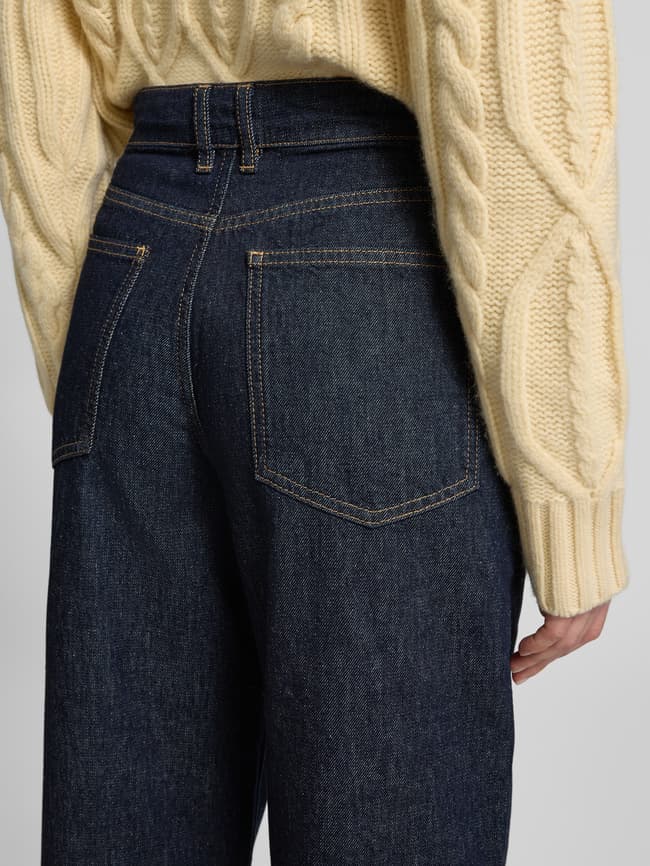 Blue Denim in modernem Barell-Schnitt und hoher Taille - curated by Maja Weyhe - Jeansblau